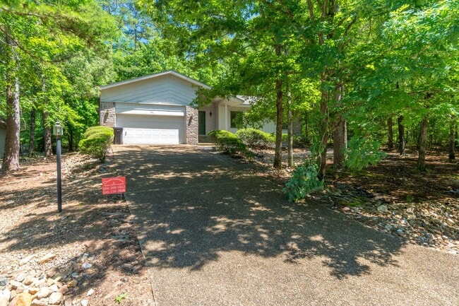 Building Photo - Charming 3 Bedroom, 2 Bathroom home near Lake Coronado! Call 501-922-9997 to set up a showing today!