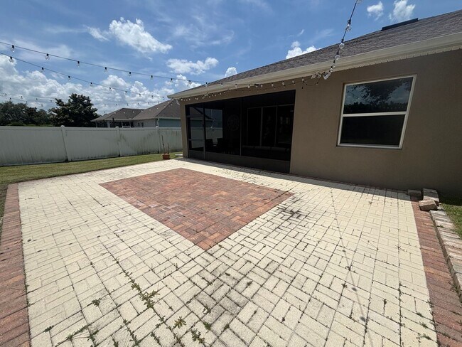 Building Photo - Spacious 4/2.5 Near 200
