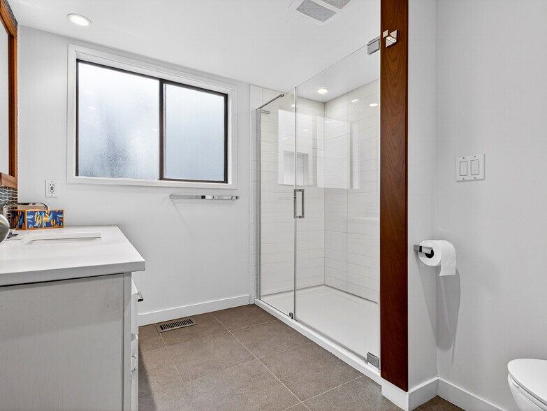 Building Photo - 10956 SE Azar Dr