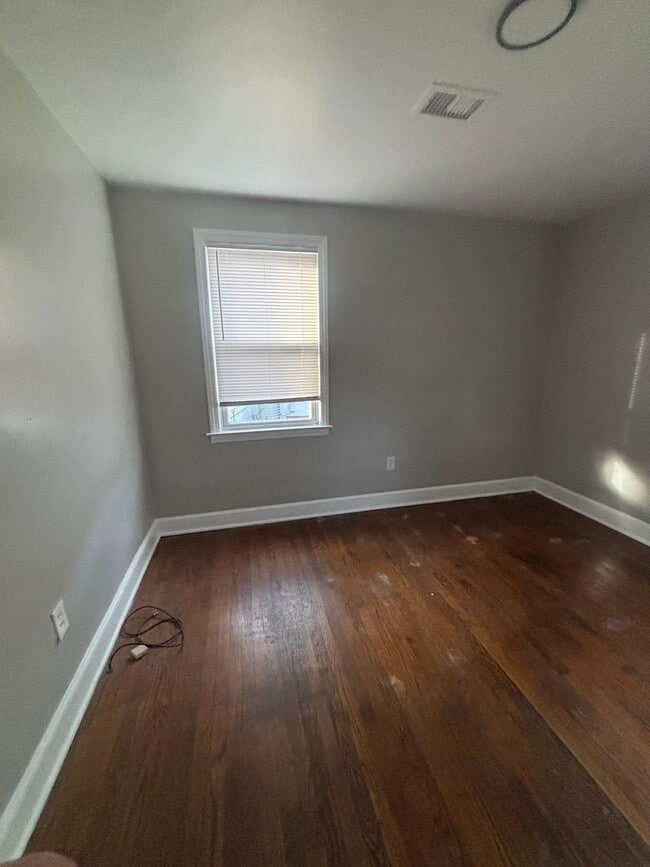 Building Photo - 2 bedroom 1 bathroom house