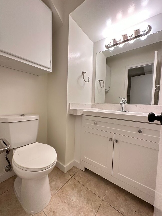 Building Photo - Anaheim 3 Bedroom 2.5 Bath Townhome - 1 Ca...