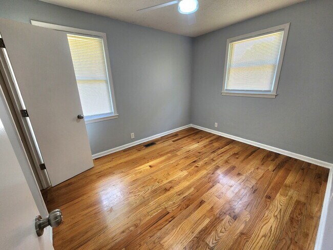 Building Photo - NEWLY REMODELED 3BR, 2BA Duplex Unit in He...