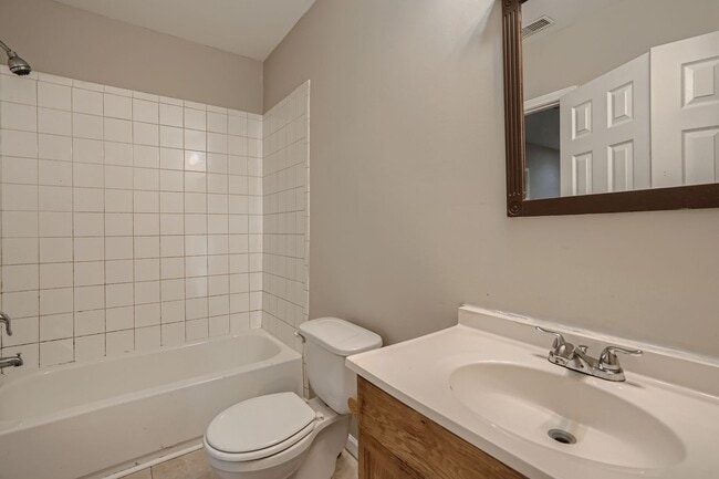Building Photo - Affordable 2 Story Home - Fresh Paint - New flooring Large Lot - Close to Downtown Atlanta