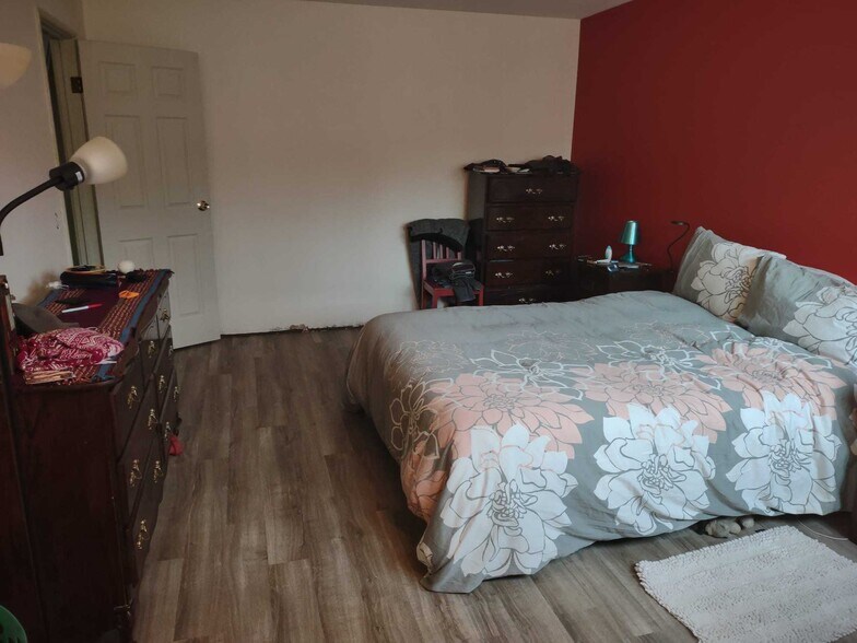 Large Bedroom - 403 East Bluff