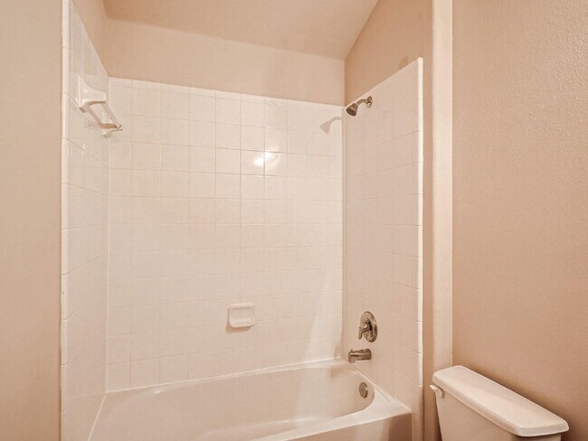Building Photo - "Charming 3-Bed, 2-Bath Townhouse Retreat in Mesquite – Spacious 1586 Sq Ft on Woodshire Avenue!"...