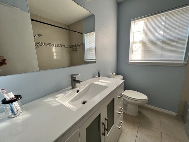 Building Photo - 700 Tam O Shanter Dr
