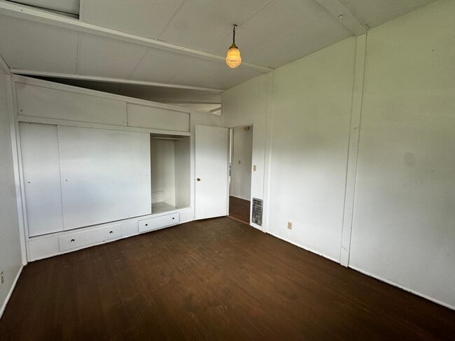 Building Photo - 2 bedroom duplex