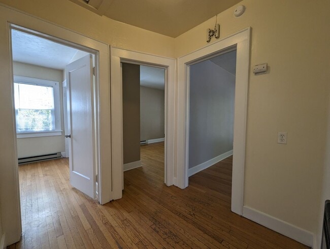 Building Photo - Nice 2 Bedroom, 1-Bath Bungalow Style Home!