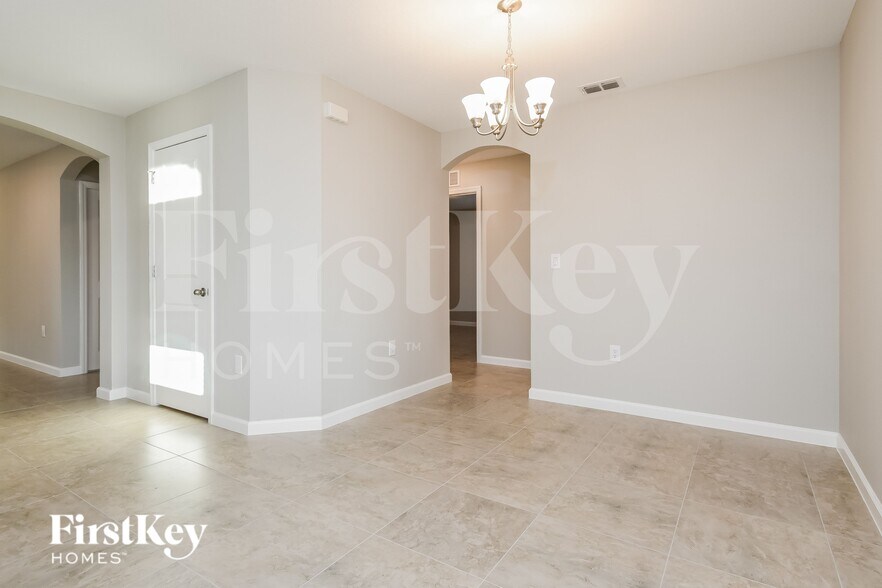 Building Photo - 618 Lindbergh Wy