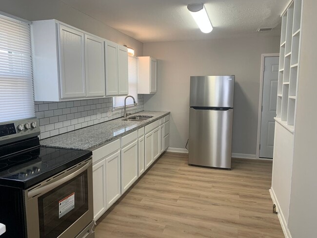 Building Photo - $1095 - 3 bedroom / 1 bathroom - Single Fa...