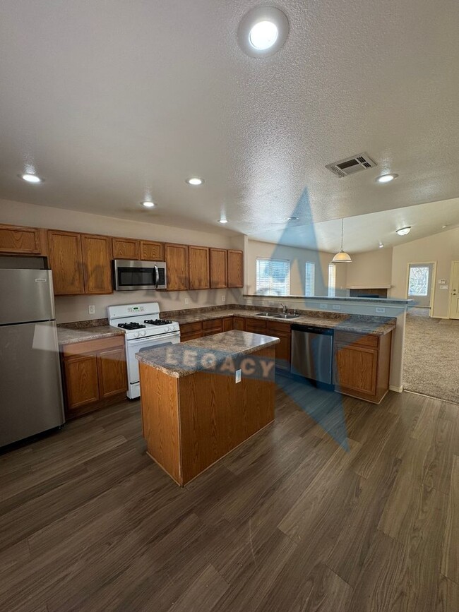Building Photo - 4 Bed House with converted garage!