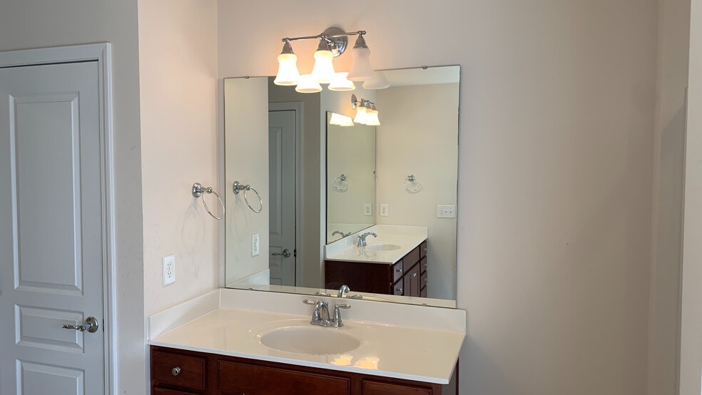 Building Photo - Room in Townhome on Macedonia Lake Dr