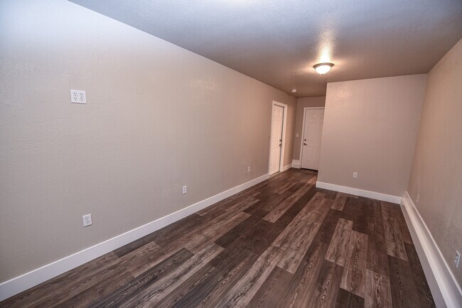 Building Photo - 2455 Knollwood Dr