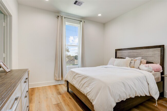 Building Photo - 2013 Cochran St