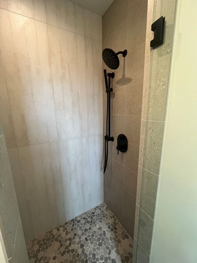 Building Photo - Like-New Townhome in the Gorgeous Terrane ...