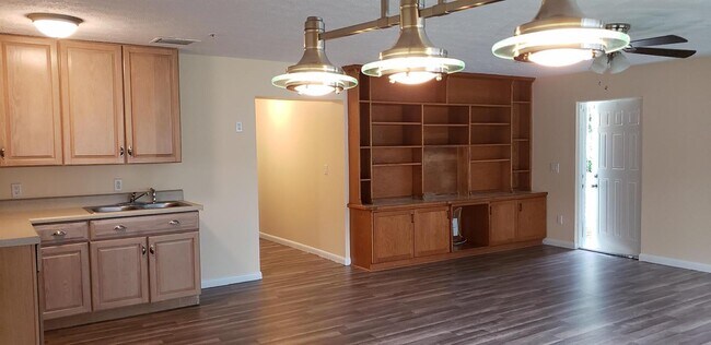 Building Photo - 2590 Rainbow Dr