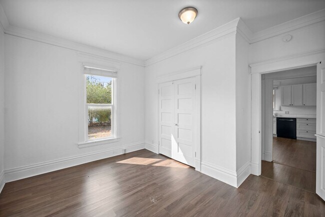 Building Photo - Charming 3 Bed 2 Bath Emerson Garfield Rem...