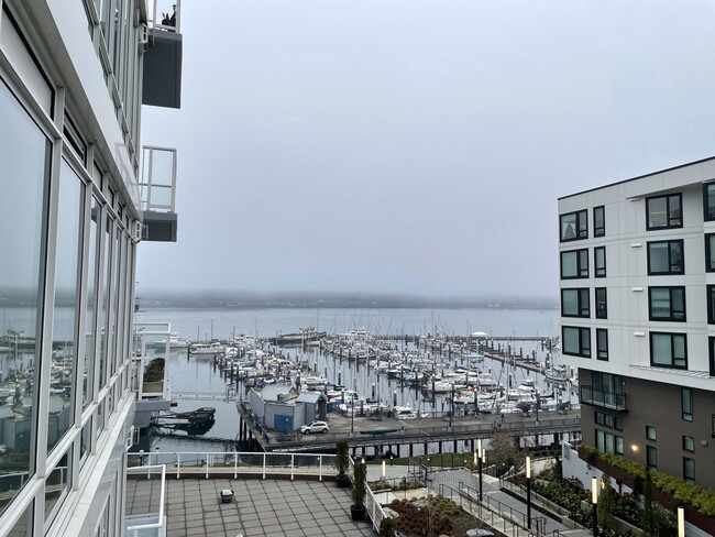 Building Photo - Condo with Water Views!