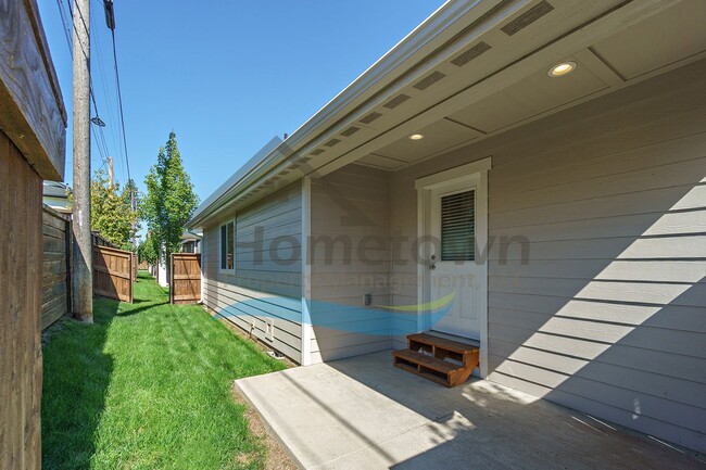 Building Photo - 3 Bedroom 2 Bathroom Home with Attached 2 ...