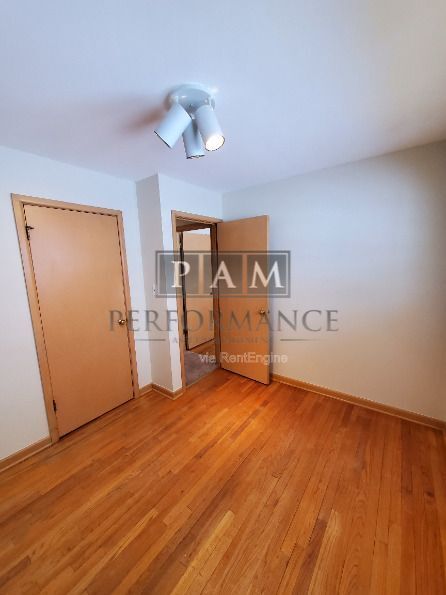 Building Photo - 911 N Hine Ave