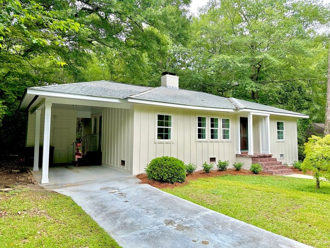 Building Photo - Super Cute Cottage 1 mile from Toomers Corner