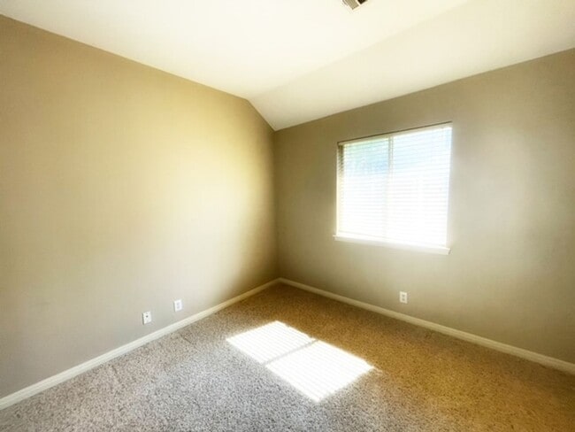 Building Photo - Fall in love with this Absolutely Beautiful 1 Story home in The Heights Of Stone Oak