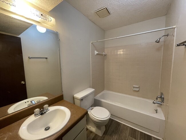 Building Photo - Apartment For Rent