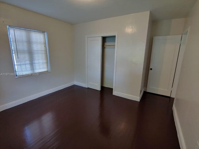 Building Photo - 1465 NE 149th St