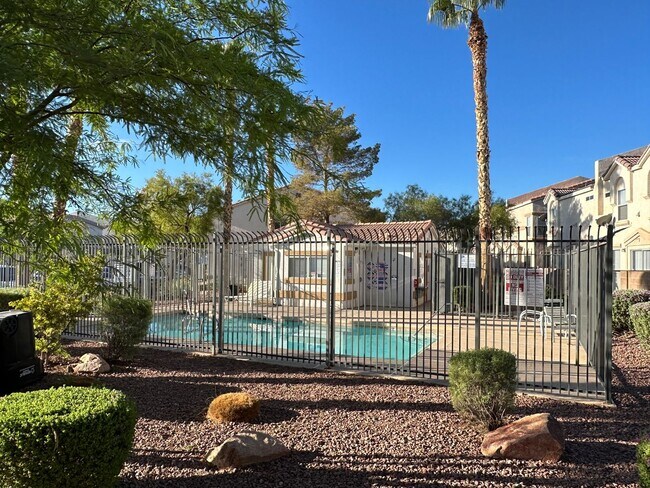 Building Photo - 3 Bedroom Townhouse!! in Gated Community!!...