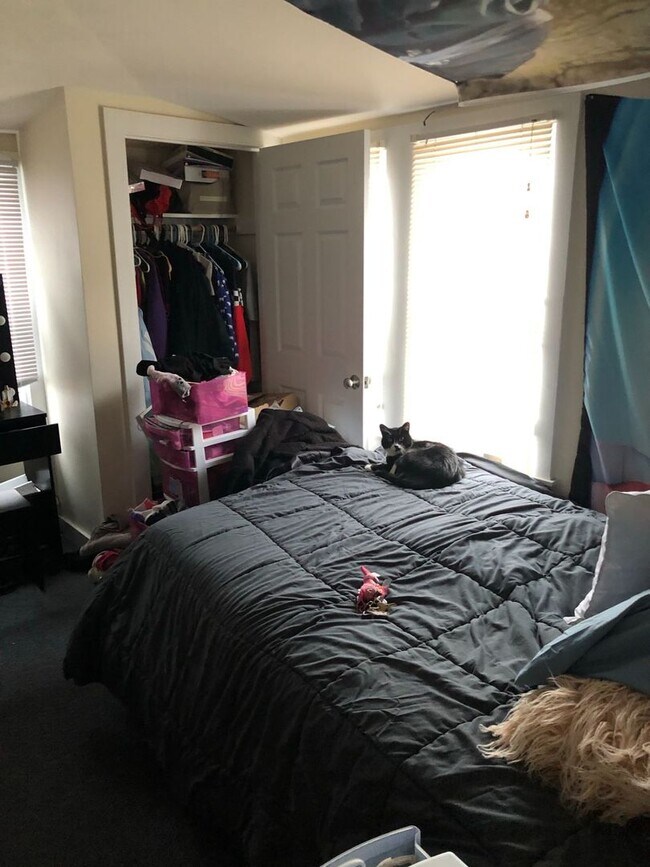 Building Photo - 17 Uni