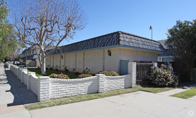 Building Photo - Centre Villas