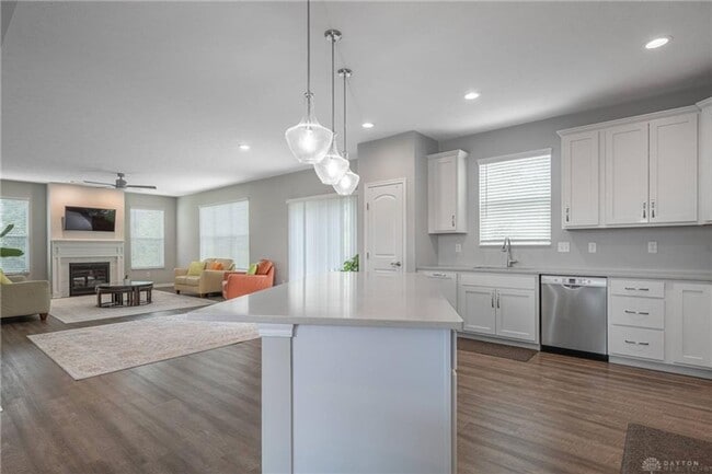 Building Photo - 225 Pointe Oakwood Way