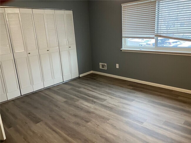 Building Photo - 553 French Rd