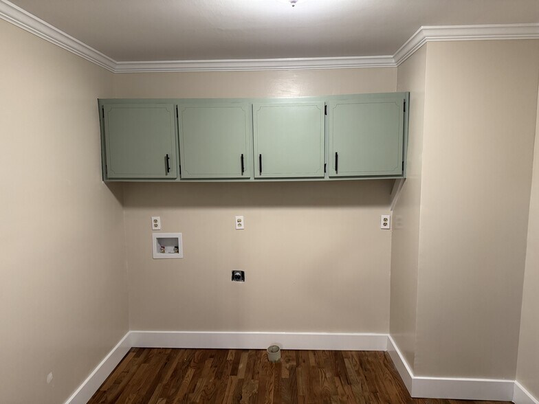 Laundry Room - lots of storage! - 406 Rosa Ave
