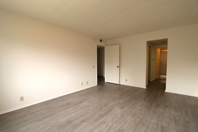 Building Photo - Upstairs 2-Bedroom Condo in South Redlands!