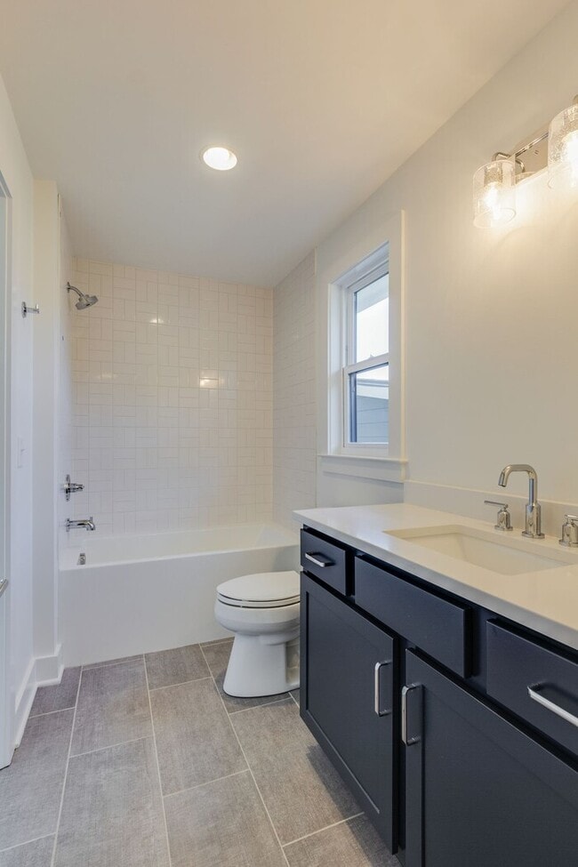 Building Photo - 1822 16th Ave N