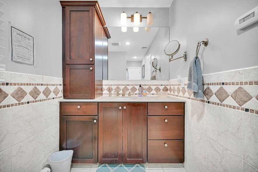 Building Photo - 15 Sweetwood Ct