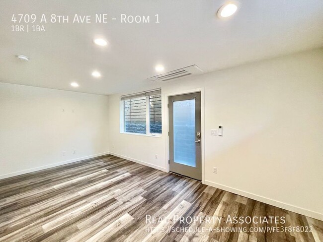 Building Photo - Modern Townhome with ROOMS Available in Un...