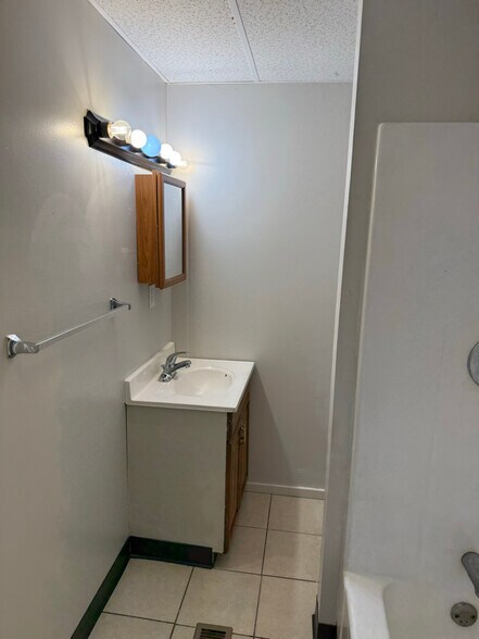 Building Photo - 505 6th St NE