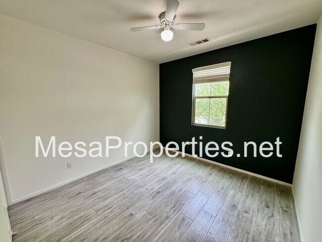 Building Photo - 3134 E La Avenida Dr