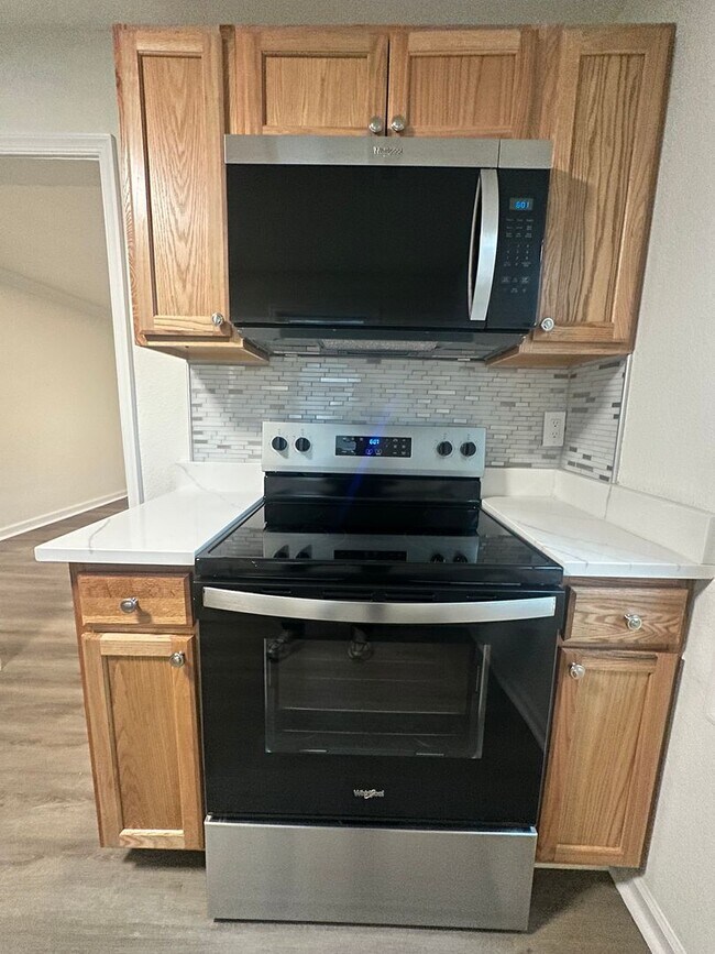 Building Photo - Newly renovated house for lease!