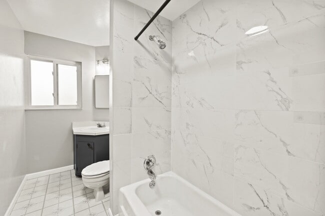 Building Photo - 2022 Northglen Dr