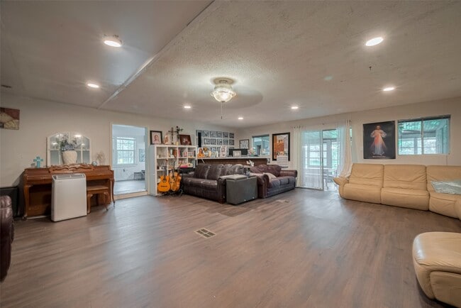 Building Photo - 2316 Green Meadows Dr