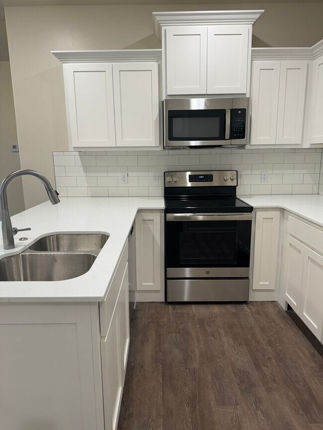 Building Photo - Duplex in Newcastle