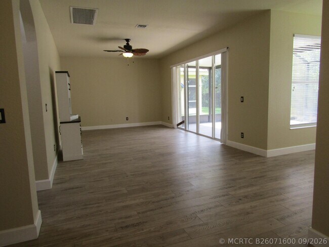 Building Photo - 1756 SW Jamesport Dr