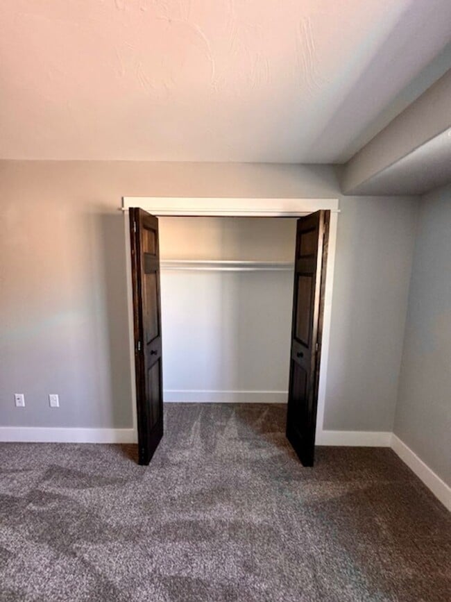 Building Photo - 3 Bedroom, 2 1/2 Bathroom Townhouse -2 weeks free rent with 1-year lease-