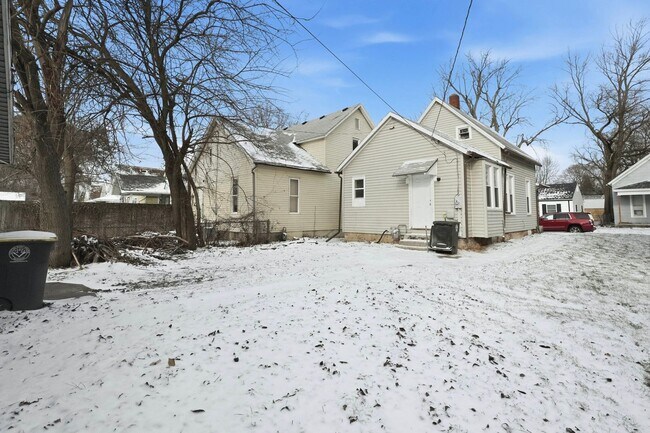 Building Photo - Freshly Renovated 3-Bedroom House - MOVE IN SPECIAL