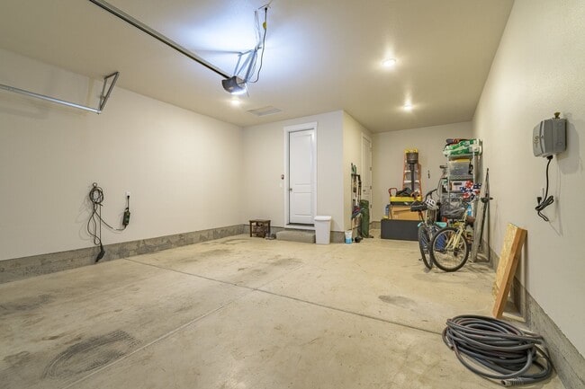 Building Photo - Gorgeous Home with a view!! Available Now!!