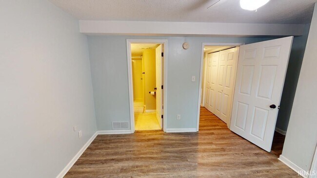 Building Photo - 733 E Sherwood Hills Dr