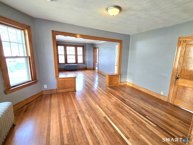 Building Photo - 70 Monroe St